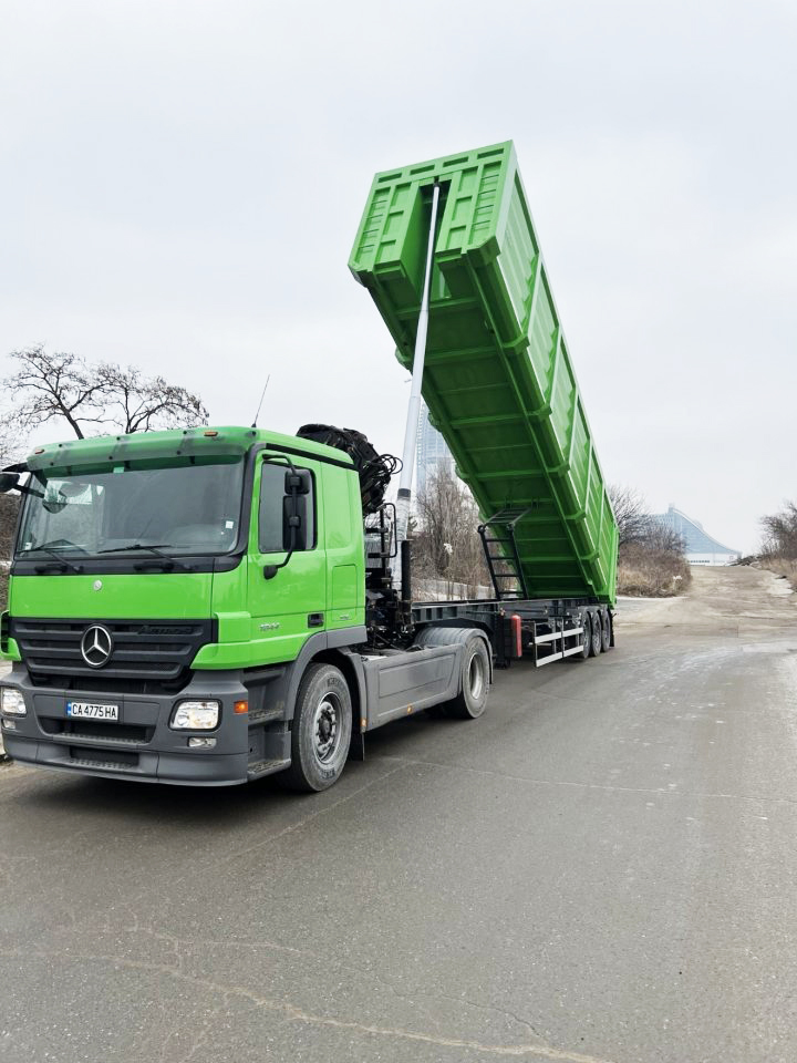 гондола EMIRSAN EMR-ST-370 SCRAP TIPPER SEMI-TRAILER - ракурс вдигната гондола